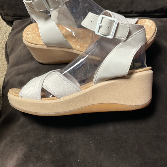 Clark’s Cloudstepper wedge 1 inch front to 3 inches at heel. - Picture 2 of 6